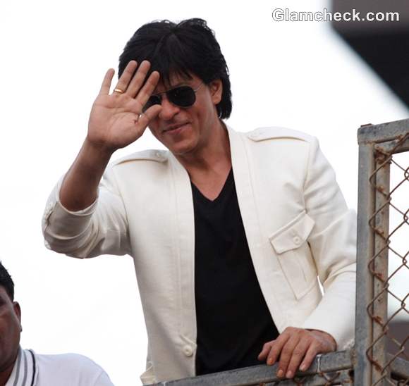 Shah Rukh Khan Celebrates 47th Birthday with Fans at Mannat