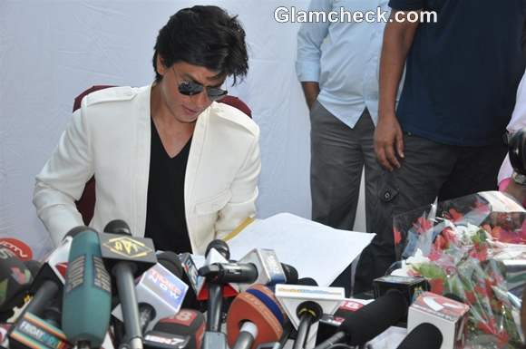 Shah Rukh Khan Celebrates his 47th Birthday with Fans at Mannat