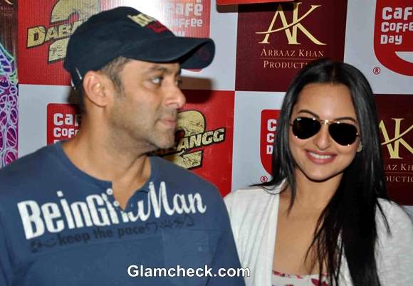 Sonakshi Sinha & Salman Khan Promote Dabangg 2 At CCD In Mumbai