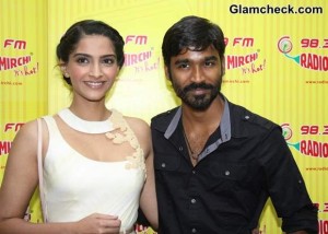 Sonam Kapoor Dhanush Promote Raanjhanaa Ka Lallan on Radio Mirchi