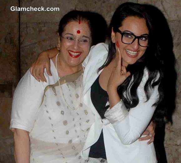 Sonakshi Sinha with mother Poonam Sinha at Lootera Special Screening