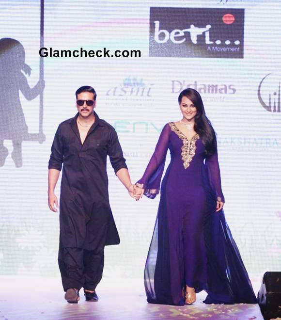 Akshay Sonakshi Showstoppers at Gitanjali Group Beti collection  at IIJW 2013