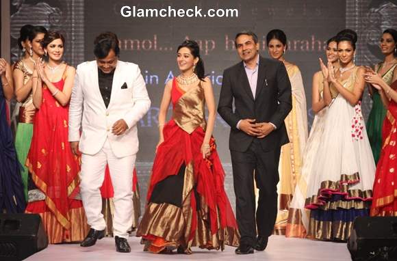 Amrita Rao Show Stopper for Agni Jewellers at IIJW 2013 – Day 1