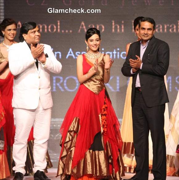 Amrita Rao for Agni Jewellers at IIJW 2013 – Day 1