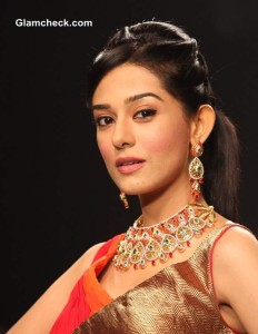 IIJW 2013 – Day 1 Amrita Rao Agni Jewellers