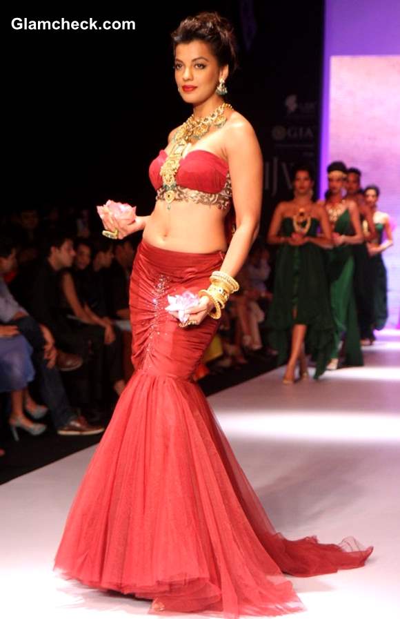 Mugdha Godse for Apali Jewellers at India International Jewelry Week 2013 – Day 1