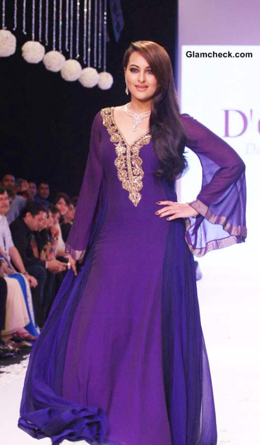 Sonakshi Sinha at Gitanjali Beti collection at IIJW 2013
