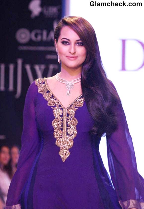 Sonakshi Sinha at IIJW 2013 Gitanjali Beti collection