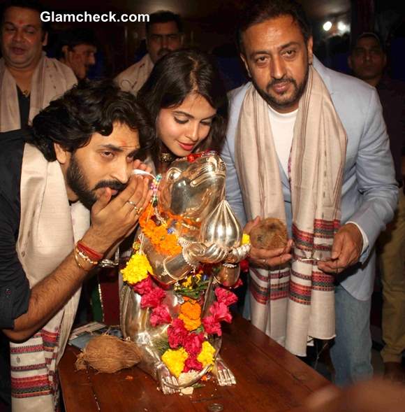 Gulshan Grover Sheena Shahabadi at Music Launch of Raqt at Andheri Cha Raja 2013