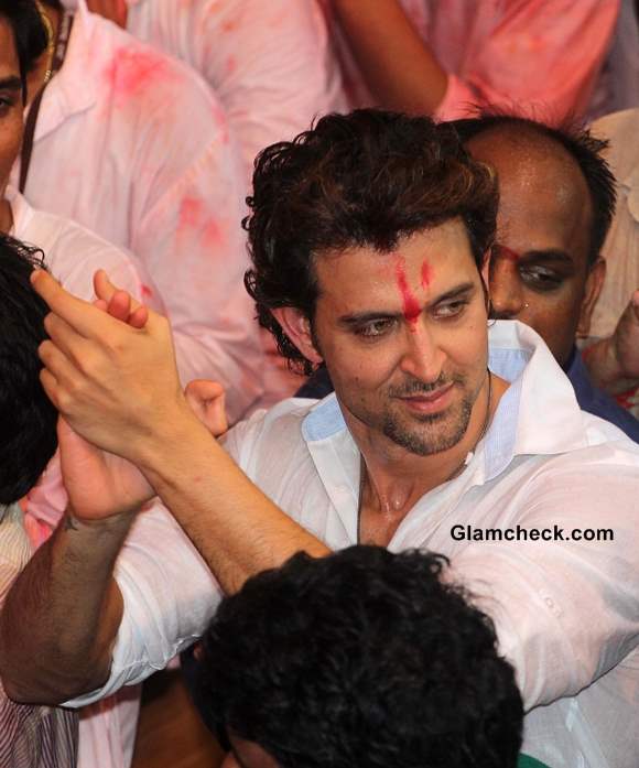 Hrithik Roshan Prays at Lalbaughcha Raja 2013 for success of Krrish 3