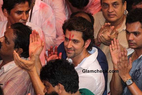 Hrithik Roshan Prays at Lalbaughcha Raja 2013