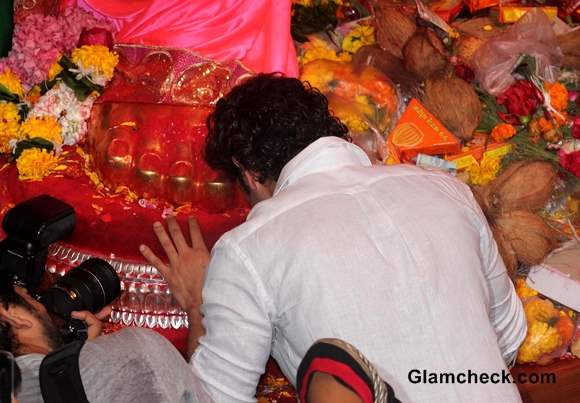 Hrithik Roshan Prays for Success of Krrish 3 at Lalbaughcha Raja 2013