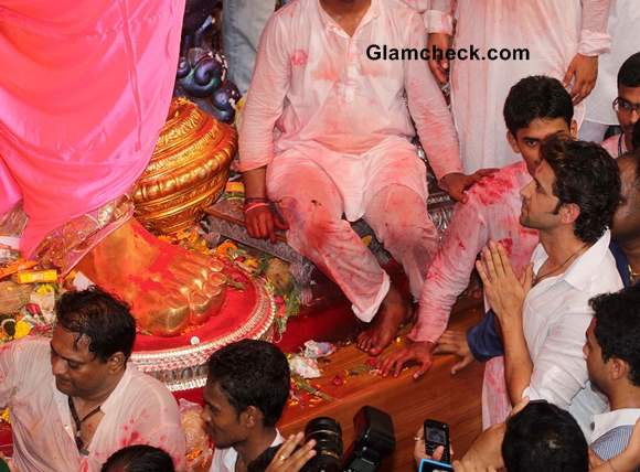 Hrithik Roshan Prays for Success of Krrish 3 at Lalbaughcha Raja