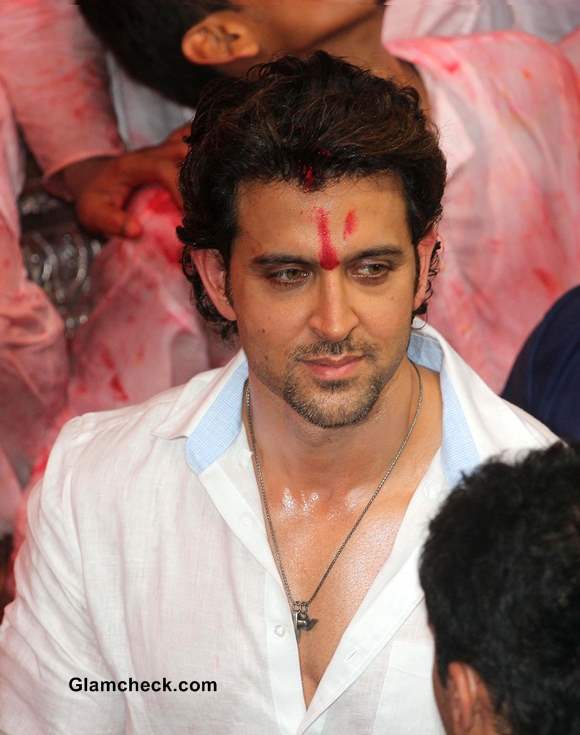 Hrithik Roshan visits Lalbaughcha Raja 2013