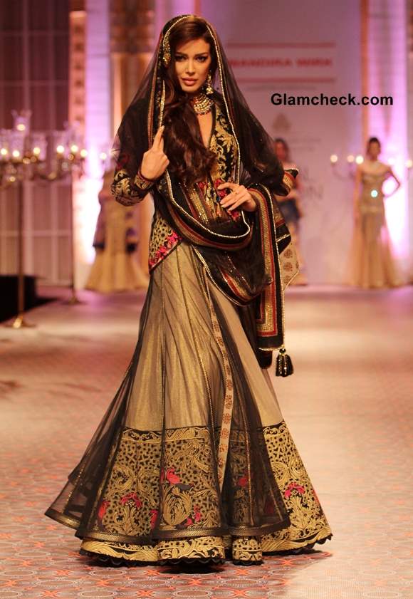 Sahar Biniaz Walk the ramp for Mandira Wirk at IBFW 2013 Mumbai