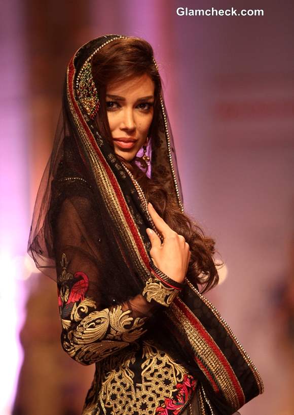 Sahar Biniaz for Mandira Wirk at IBFW 2013 Mumbai