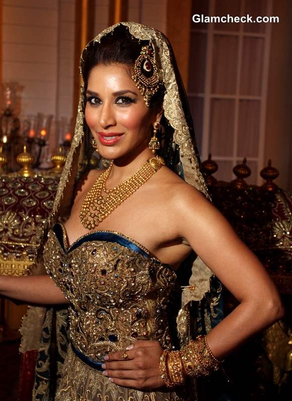 Sophie Choudry in Azva jewellery IBFW 2013