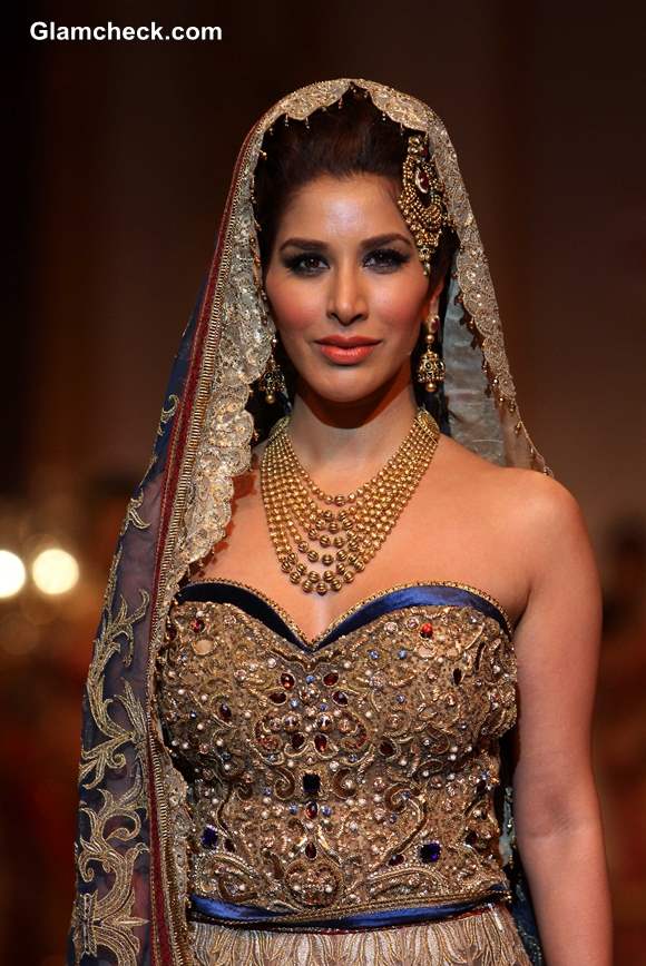 Sophie Choudry in Beautiful Azva jewellery IBFW 2013