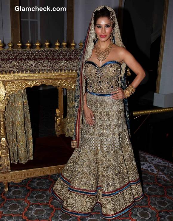 Sophie Choudry in Corset Lehenga at Mandira Wirk IBFW 2013