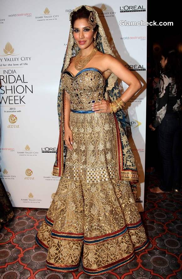 Sophie Choudry in Lehenga for Mandira Wirk IBFW 2013