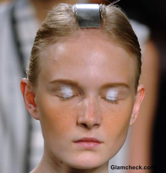 Beauty How To -  Be Minimalistic But Bold with White Eyeshadow