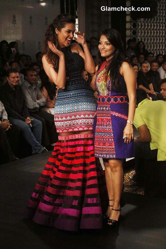 Esha Gupta for Neha Agarwal at LFW Winter-Festive 2014 pics