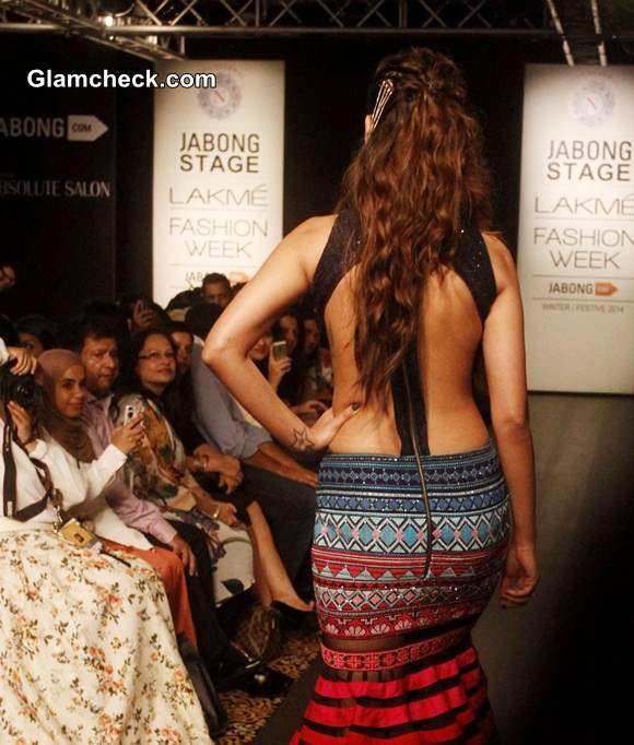 LFW Winter-Festive 2014 Esha Gupta for Neha Agarwal show