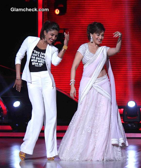 Madhuri Dixit and Priyanka Chopra Boogie on Jhalak Dikhlaa Jaa 7