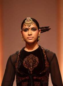 Maang Tika and Haath Phool Head Jewelry Azva gold during IIBFW 2013