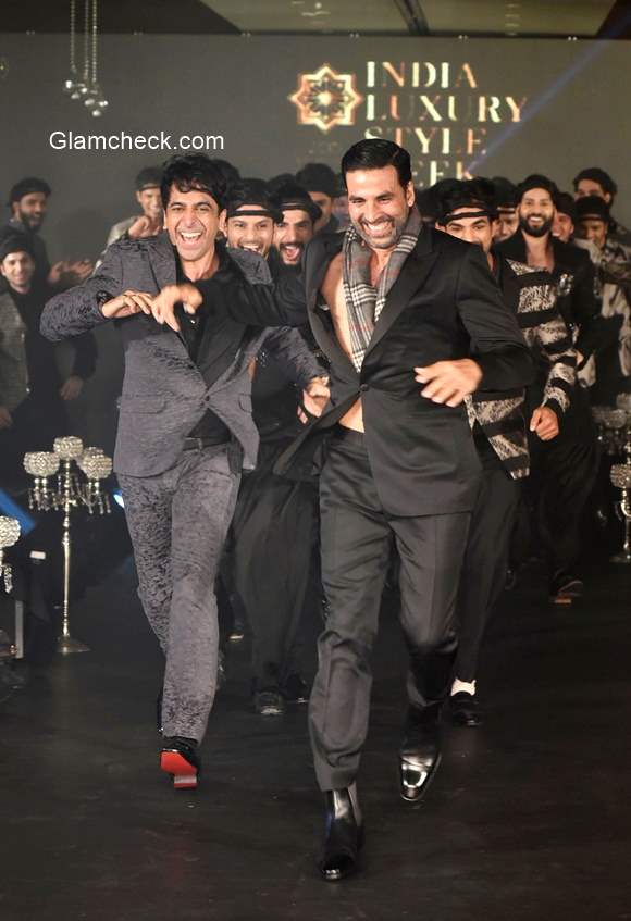 Akshay Kumar showstopper for Ramesh Dembla at the India Luxury Style Week – Men’s Edition 2015