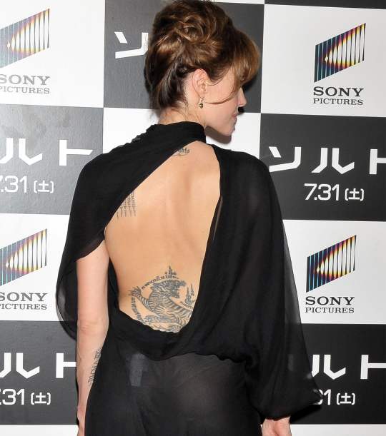 Angelina’s sexy black gown