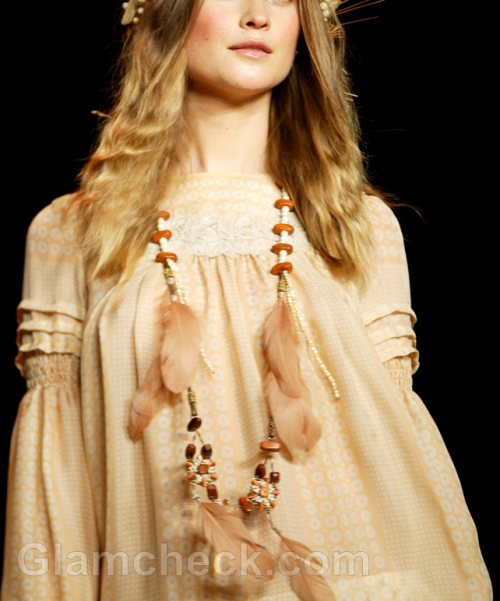 Feather neckpiece