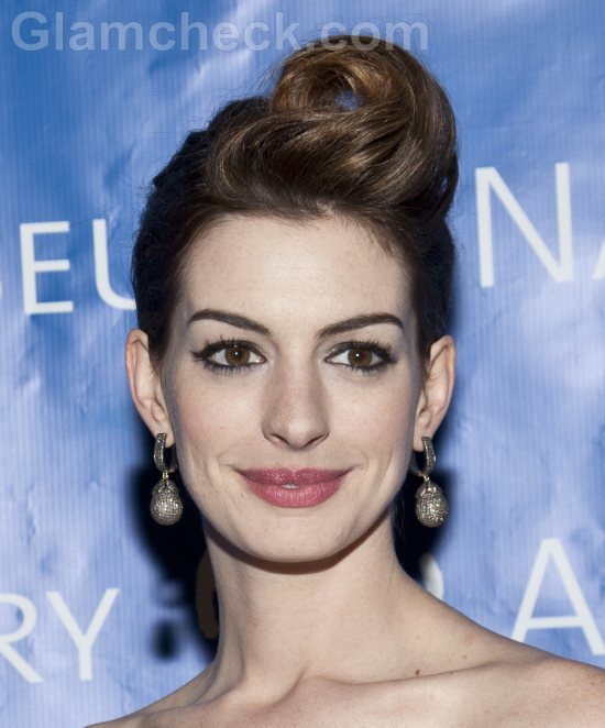 Anne Hathaway hairstyle : style with a ‘twist ’