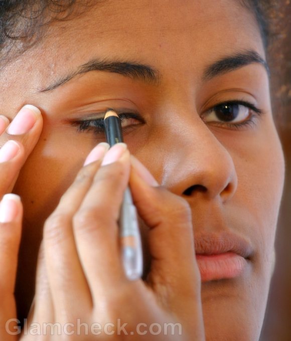 how to apply pencil eyeliner