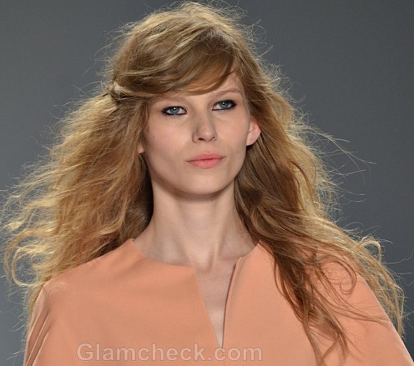 Hairstyle How To: Messy hair with pinned side-swept bangs