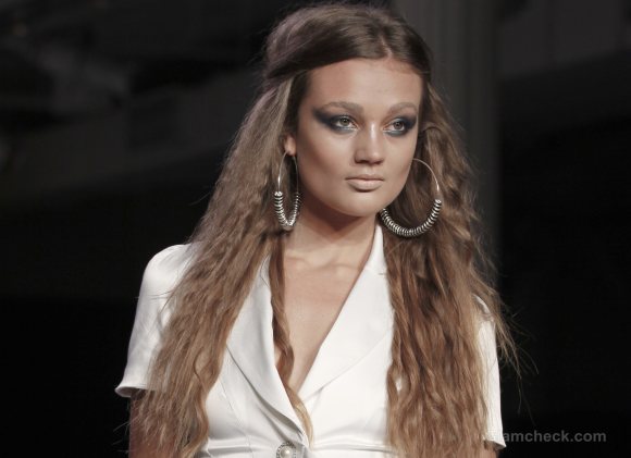 Hairstyle how to middle-parting with loosely crimped hair- To-Tam To-Nya s-s-2012