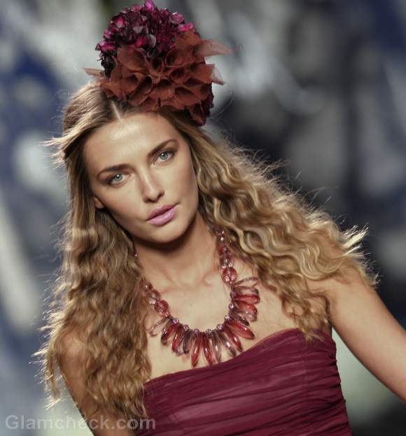 Hairstyle How To: Curls with two strands tied up behind