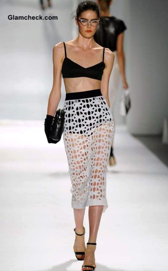How to wear Black & White at Beach