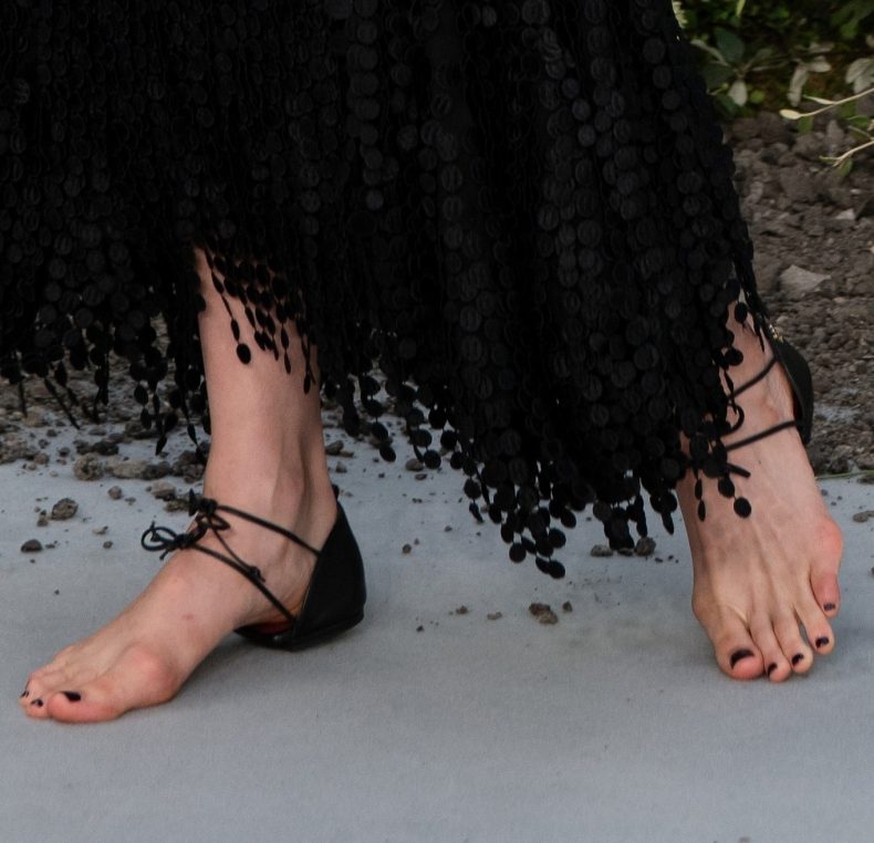 coco-chanel-barefeet-shoes